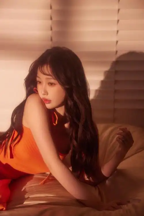 虞书欣穿橙色吊带连衣裙元气少女甜美可爱