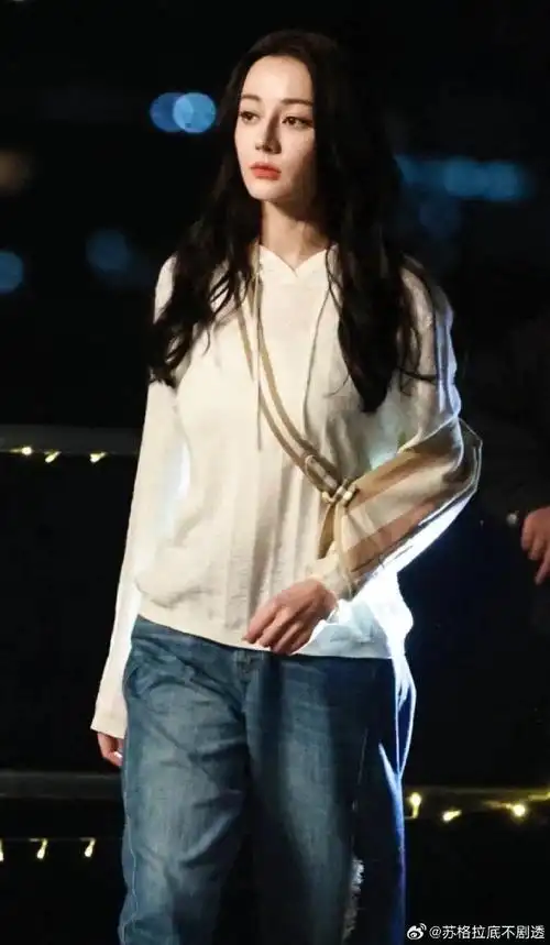 迪丽热巴白衣牛仔裤路透