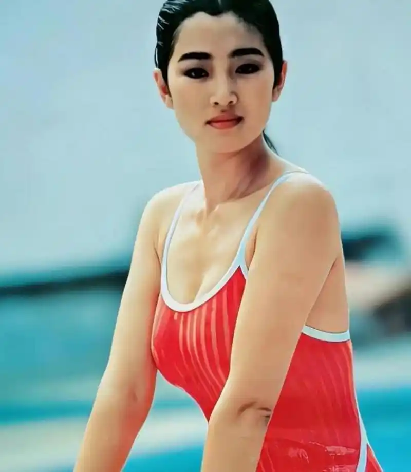 上世纪90年代,拍了一些年轻巩俐的照片,红色泳衣,红色裤子,然后巩俐就