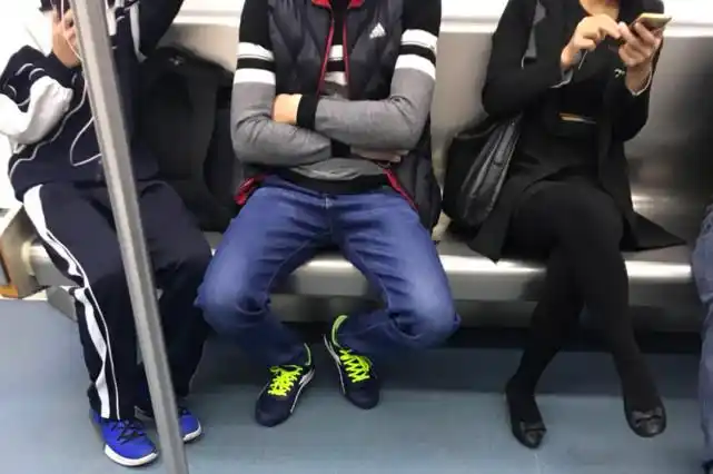 9点13分左右,地铁到科苑站后,很多乘客下车了,"劈腿哥"的霸气坐姿稍显