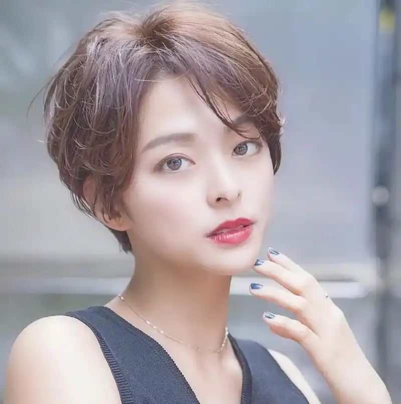 美很时尚,想烫卷又不想太爆炸的女性可以试一试,适合25岁到35岁女性5