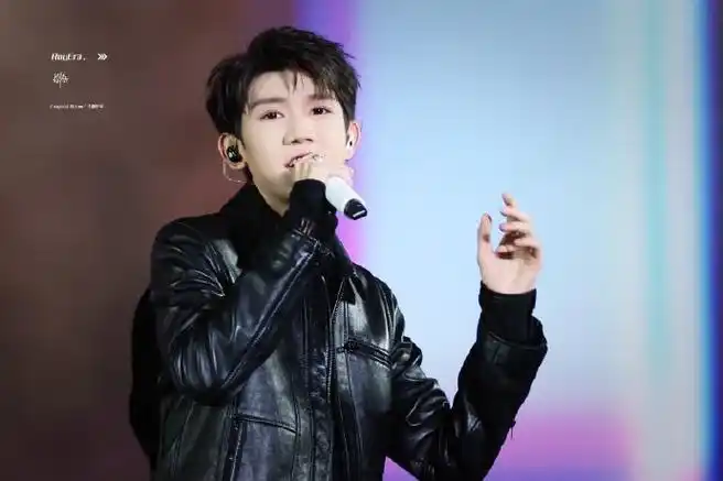 王源出席qq音乐巅峰盛典