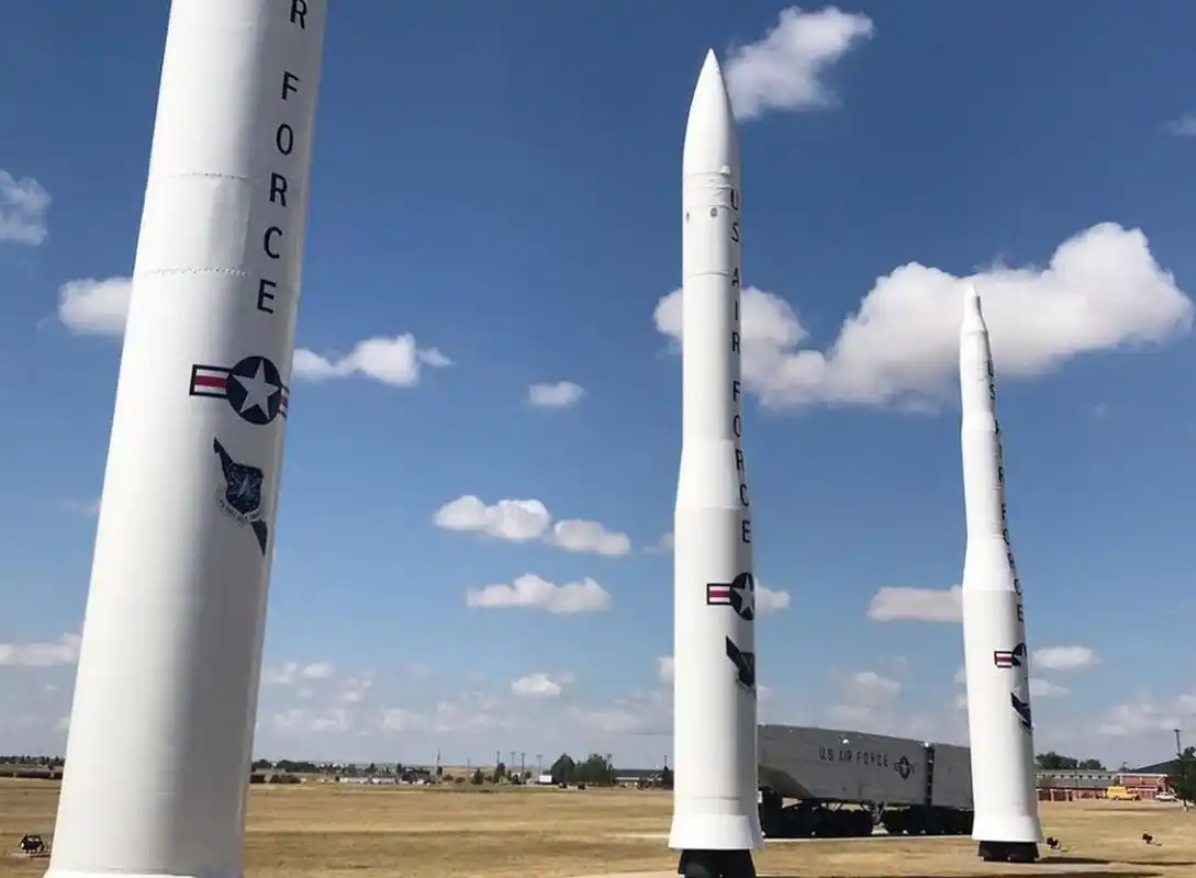 突发,美国导弹"失控".美军一枚"民兵3"洲际弹道导弹,在发射后发生不明