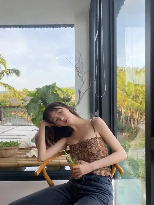 赵尧珂长发披肩,看上去十分随性休闲,搭配上额前的