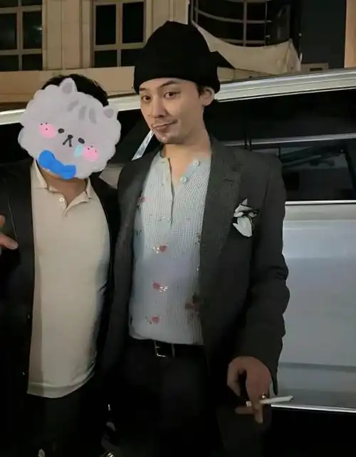 36岁权志龙与网友合照5年不复出形象大变不修边幅很接地气