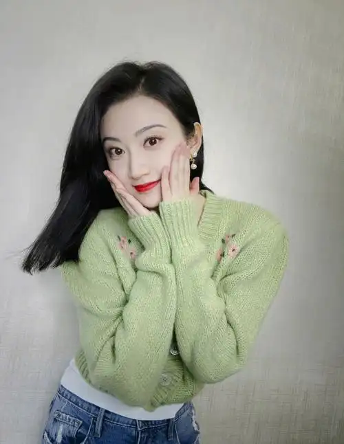 绿色毛衣撘配牛仔裤,简单清新自然,有一种夏天的味道…@景甜