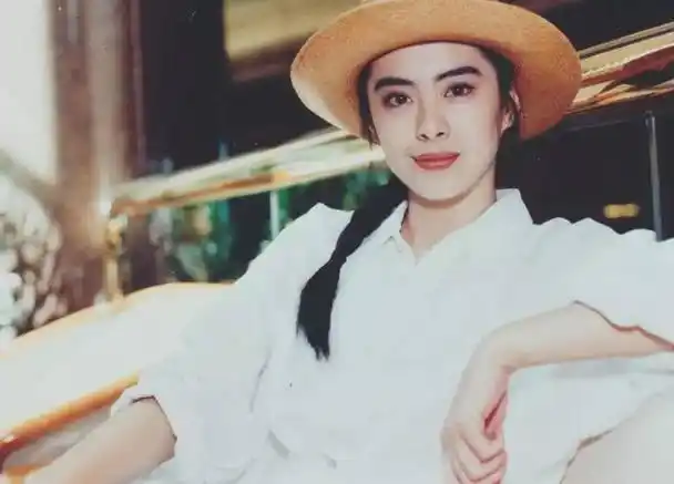 王祖贤否认出家,在温哥华种菜遛狗,56岁依旧未婚