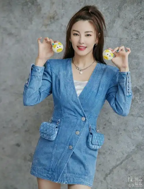 近日,张雨绮在社交平台分享了一组写真,她身穿蓝色牛仔裙,整个人活力