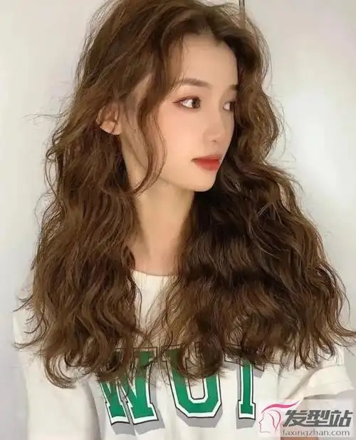 长头发烫什么卷好看换上长发羊毛卷变女神