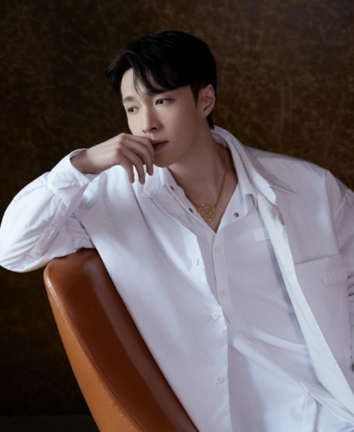 张艺兴出席品牌活动一身白衣穿出高奢气质