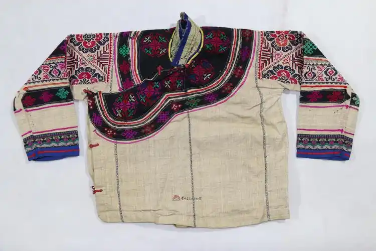 当代四川昭通彝族白麻布挑花花鸟纹右衽女上衣