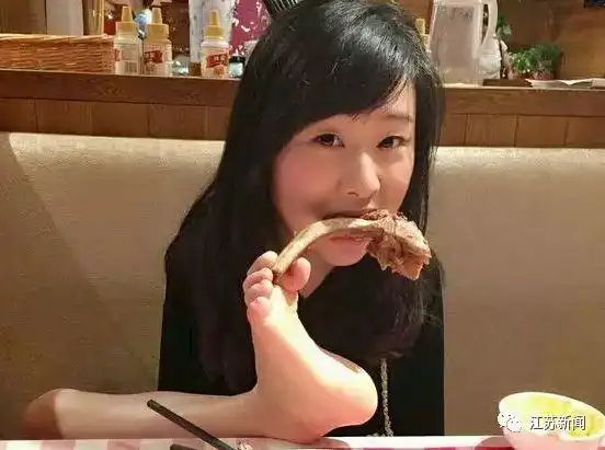 这个网红在公共场合直播用脚吃饭却看哭了百万人