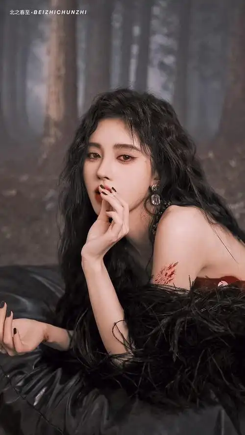 被鞠婧祎吸血鬼造型美到了