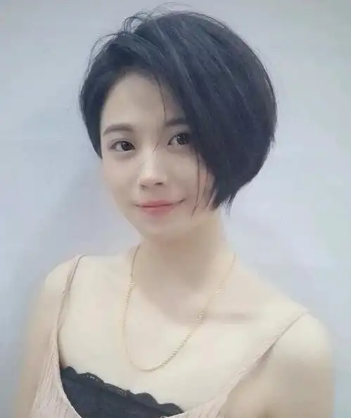 今年最洋气女短发,时尚短发发型洋气又减龄