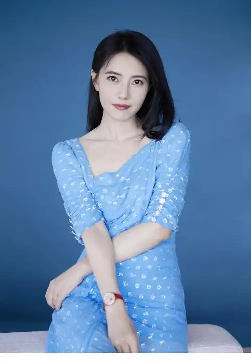 41岁高圆圆最新美照,穿祖母绿连衣裙配丸子头,高级洋气又减龄