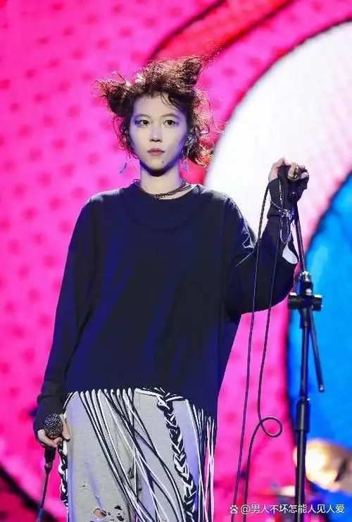 窦靖童27岁换发型,长发烫卷,与同父妹妹越发相似