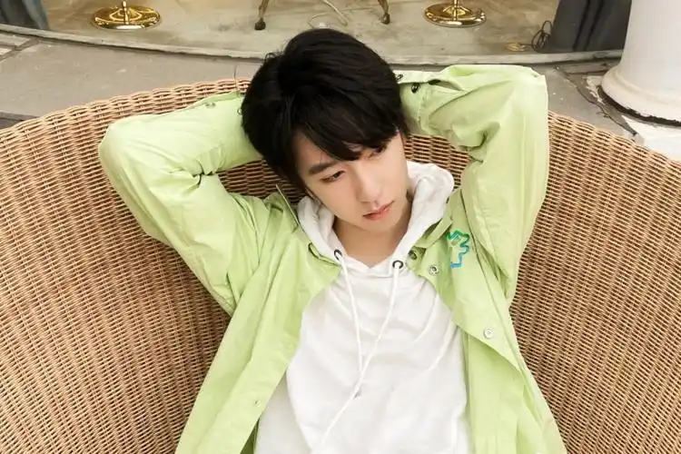 贺峻霖  #时代少年团贺峻霖我有太多的方向,以至于总是习惯回头纯