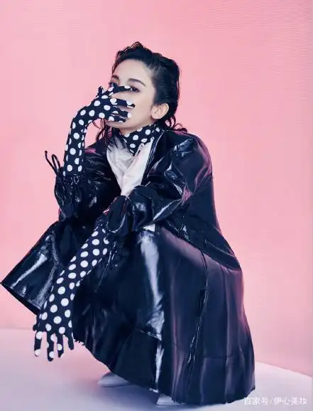 娜扎最新封面大片,黑白色调变身摩登女王,复古油头造型个性十足