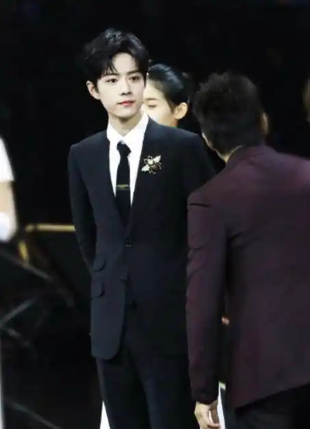 原创易烊千玺肖战李现王一博同台三人动作一致千玺却玩起了小动作