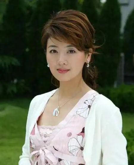 李佳璘:16岁出道,因一部剧走红后被遗忘,嫁给自己老师之后又嫁小鲜肉