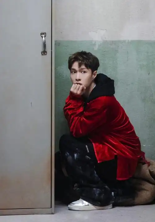 张艺兴4月韩国回归#exo出身的lay(张艺兴)将于4月发行个人solo准