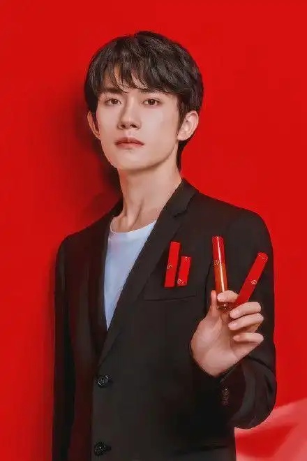 易烊千玺不论是正脸还是侧颜都让人一眼沦陷