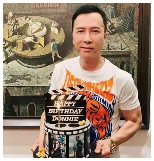 7月9日凌晨,是"功夫巨星"甄子丹的57岁的生日,小17岁娇妻精心为丈夫