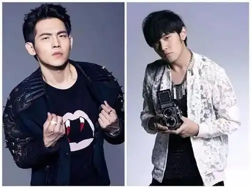 周展翅也是人生赢家,不仅和周杰伦多次同台,综艺节目也是上了好多次