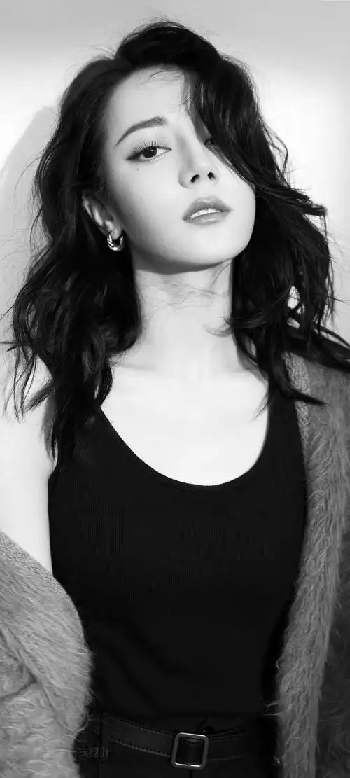 迪丽热巴黑白照-明星壁纸 - 壁纸之家