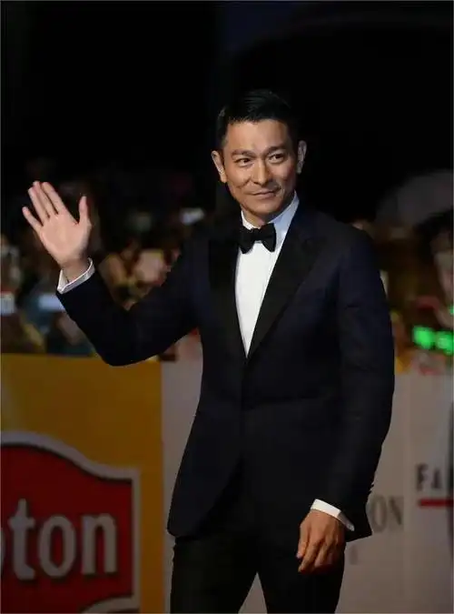 《莫斯科行动》发布华仔庆生照,花衬衫 三七分发型,复古的造型让我