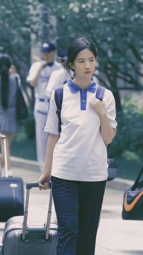 从最早的《金粉世家》中的清纯校服造型,到近年来在电影《致青春