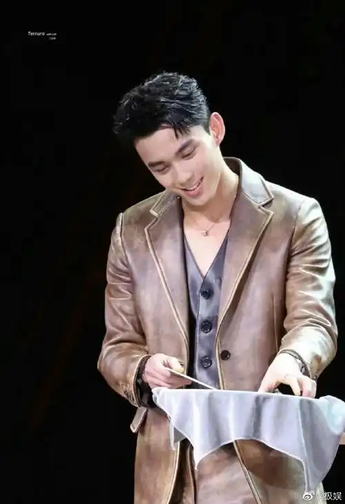 吴磊棕色皮衣造型##吴磊