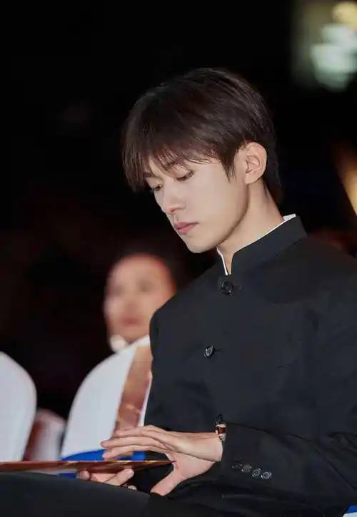 新闻联播镜头下居然出现了易烊千玺,面对镜头着装严肃