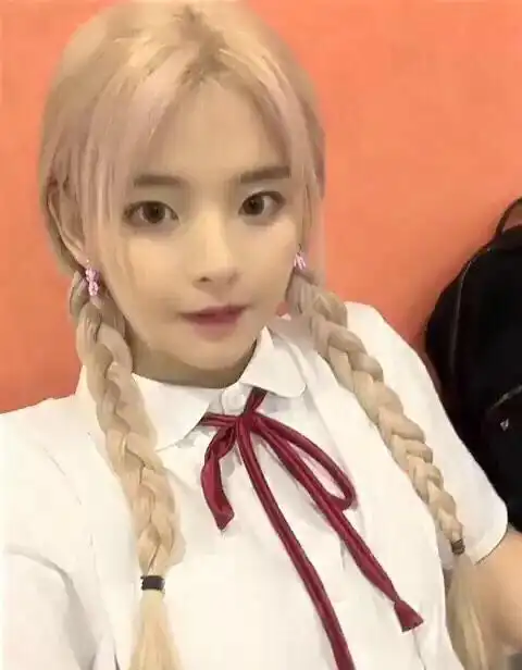 杨超越早期杀马特造型曝光,五官精致变化不大颜值依旧在线