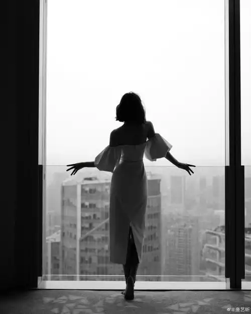 唐艺昕发博晒白色抹胸礼服写真 气质优雅背影照大秀好身材_影视资讯网