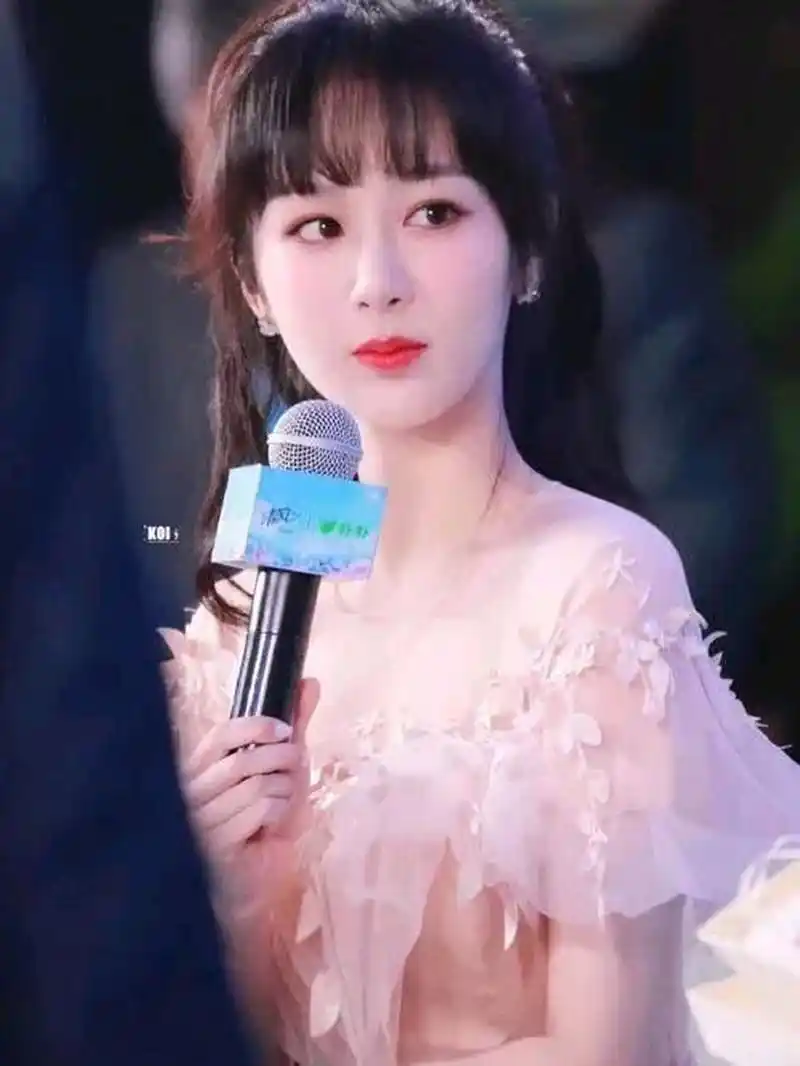 杨紫原名杨尼奥,1992年出生于北京市房山区,2004年出演家有儿女中夏雪