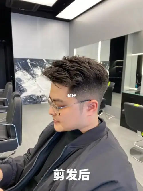 男士三七侧背头发型适合任何职业,烫过头发纹理感相对强一些不会太