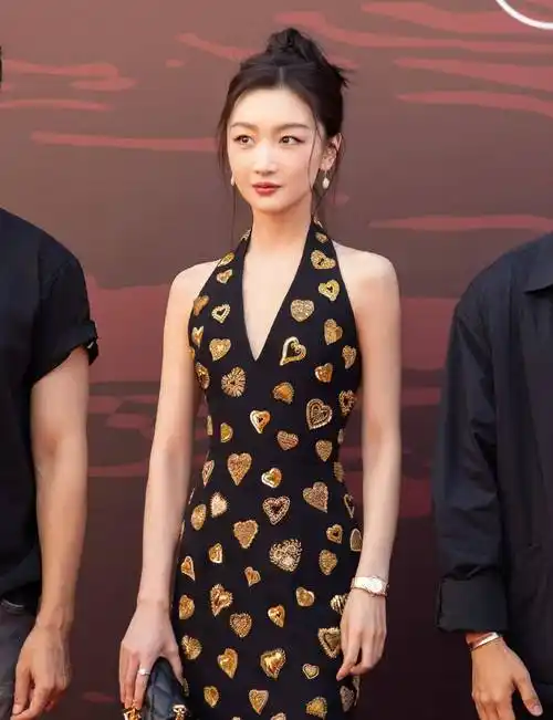 周冬雨first青年电影展红毯,身材火辣曲线曼妙,平胸也很女人味_的设计