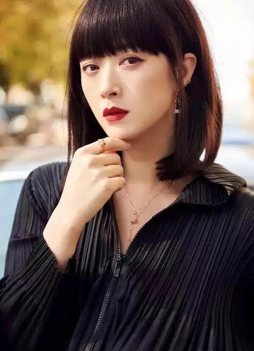 蒋欣将头发别在耳后,露出侧脸,可以看到她的脸部肌肉线条流畅,紧致而