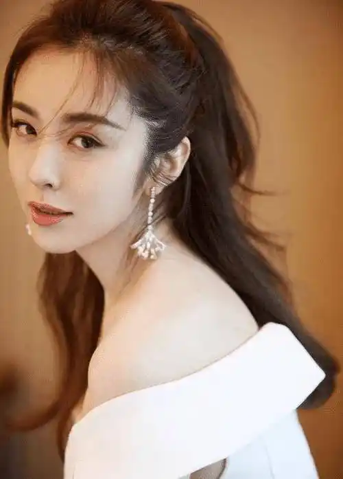 10年前演胡歌丈母娘,7年后演胡歌女友,网友:啥时候演闺女啊_王晓晨_合