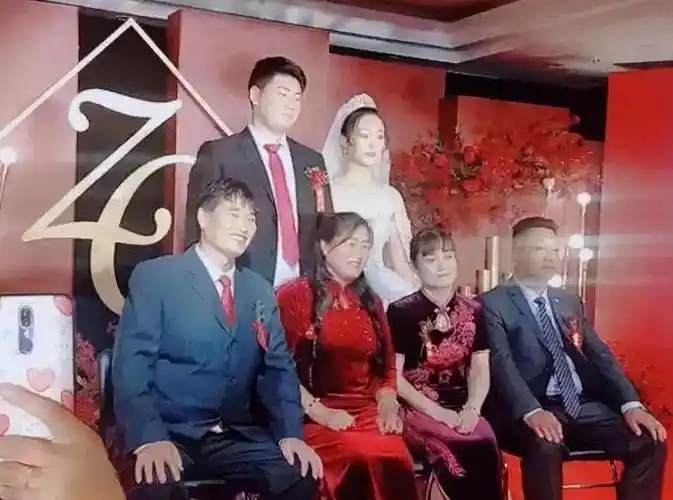 直播收入一天20万,她是为爱情还是为事业?