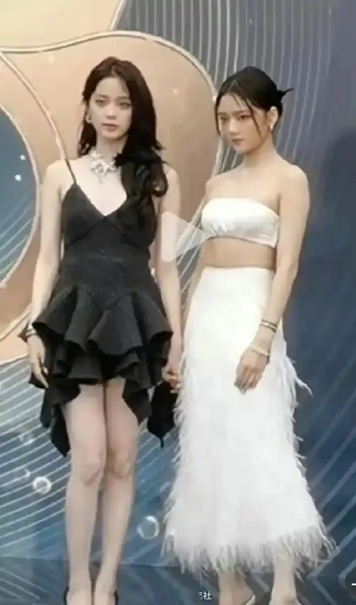 欧阳娜娜身高167,任敏身高168,可是站在一起时,任敏高跟鞋更高,看着却