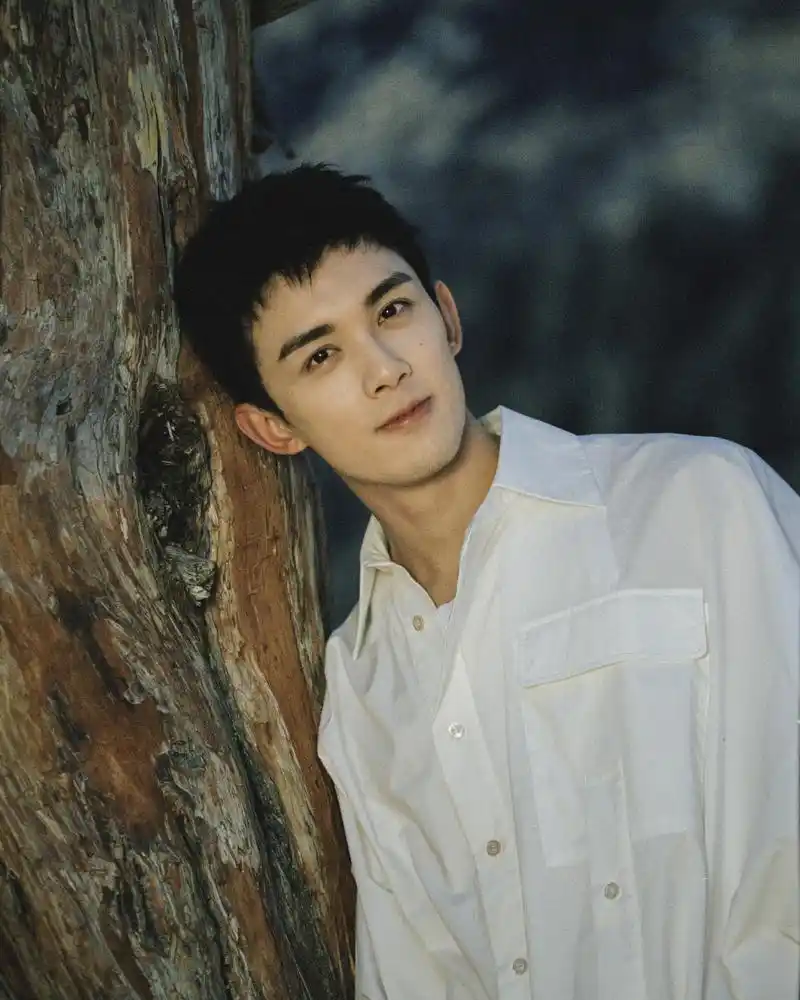 20岁的吴磊,推出人生第一本书《地面飞行》,跟着吴磊一起起飞吧