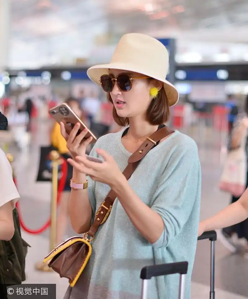 新浪娱乐讯 7月13日,张歆艺现身首都机场.