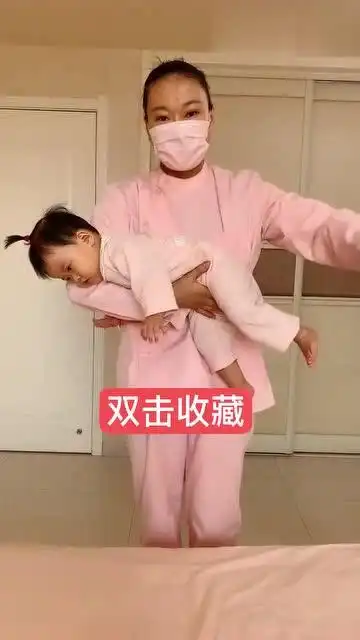 新生儿肠痉挛,正确飞机抱教程,不知道的宝妈,赶快收藏吧!