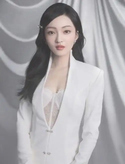 张韶涵白西装配轻纱优雅干练,优雅迷人!__财经头条