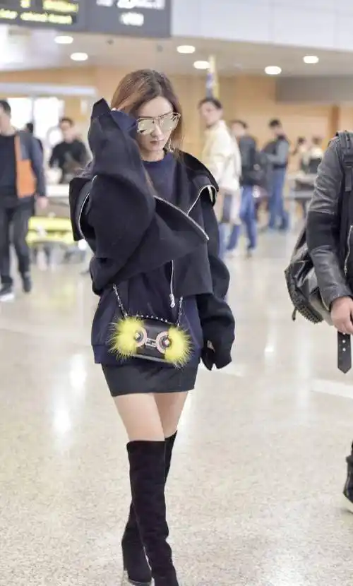 赵丽颖换了风格像换了个人,一身叠穿配长筒靴,辣妈身材不输女团_显得