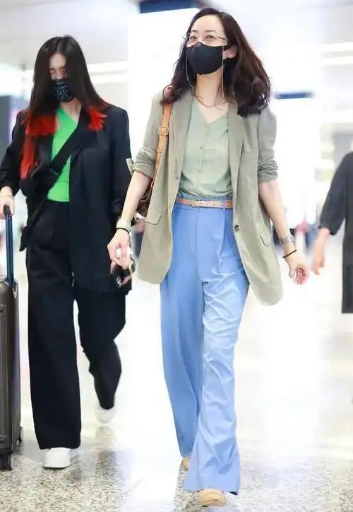 韩雪真是驻颜有方,穿开衫配西装简约潇洒,配链条眼镜挺时髦的|内搭