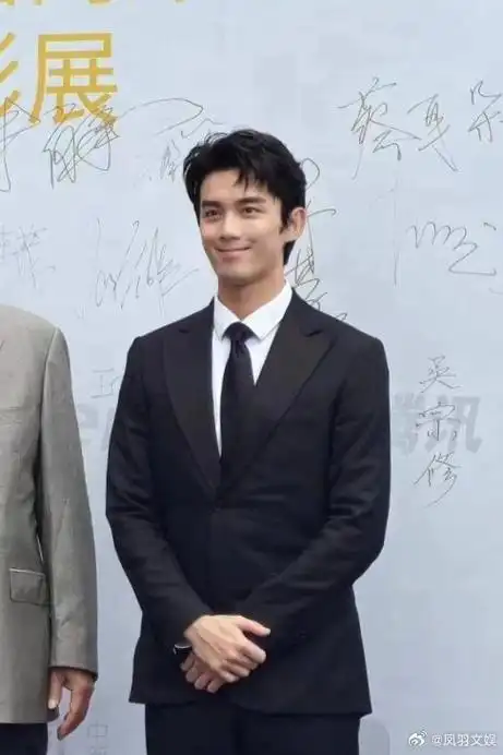 吴磊参加雅安两岸电影节##吴磊纯黑西装