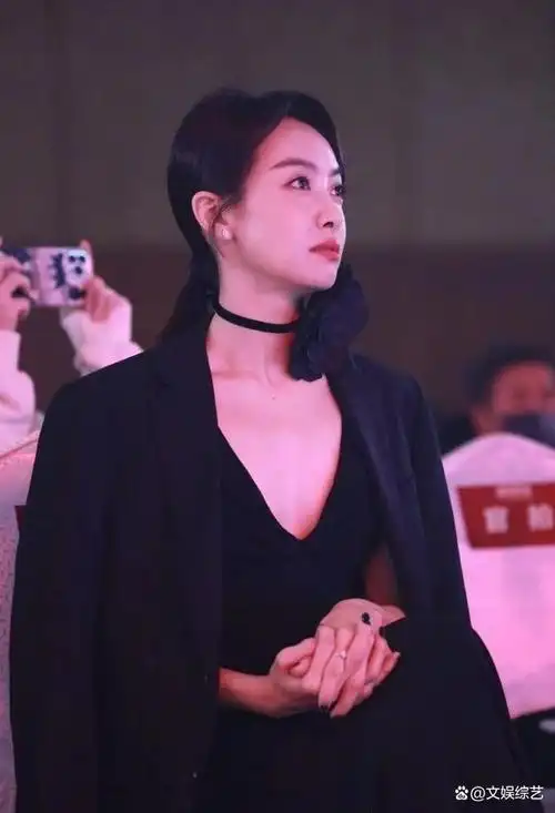 宋茜身穿黑色抹胸礼服,看着镜头里的宋茜,气质和形象太让人惊艳了.